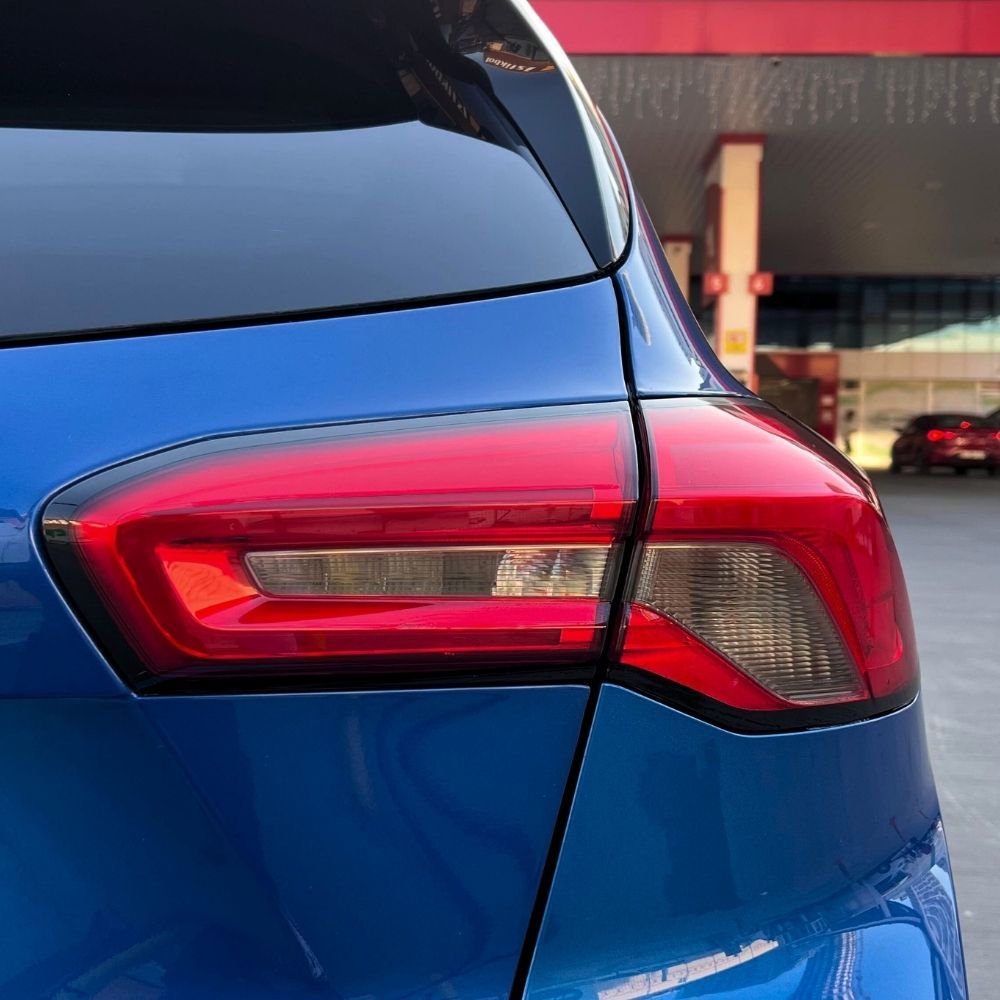 Ford Focus MK4 Stop Çerçevesi Sedan/Hatchback PARLAK SİYAH - HATCHBACK
