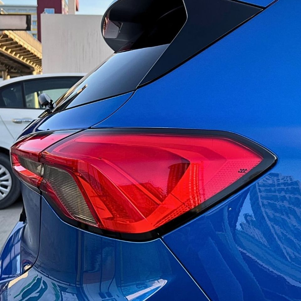 Ford Focus MK4 Stop Çerçevesi Sedan/Hatchback PARLAK SİYAH - HATCHBACK