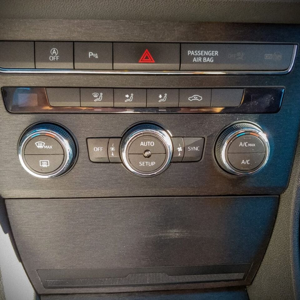 Seat Leon MK3/MK3,5 Konsol İç Trim Kaplama Sticker Seti FIRÇALI SİYAH - 2014-2016 DSG MANUEL - YOK
